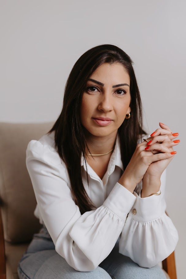 Psicóloga Luísa Konorath sentada em uma poltrona